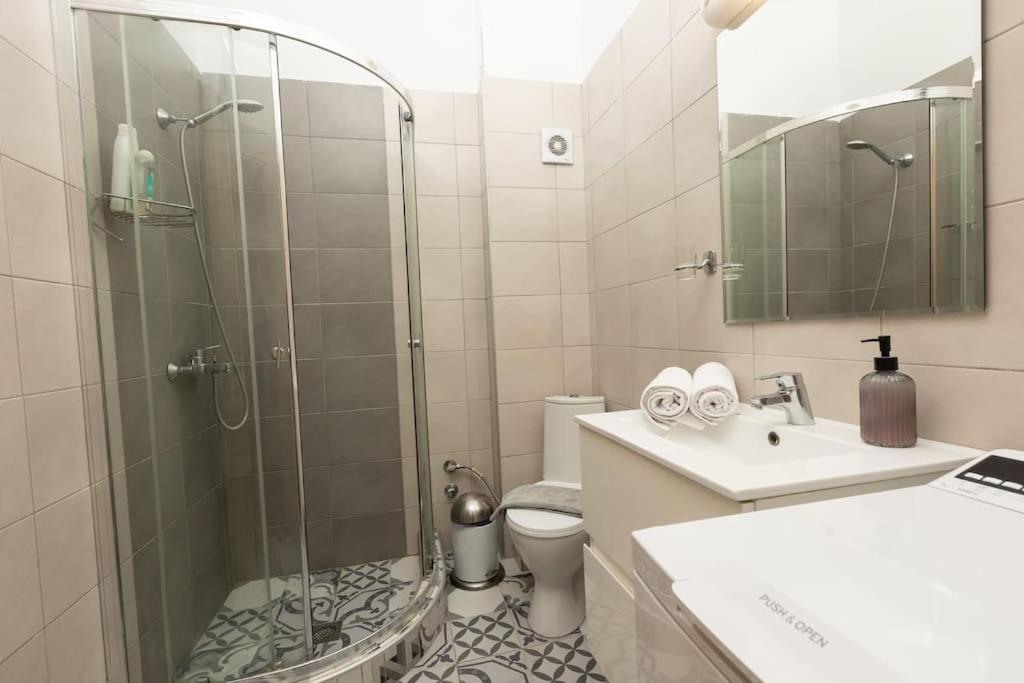 Spacious In Old Town - Private Parking Apartment